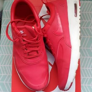 Red Nike Air Max Theas